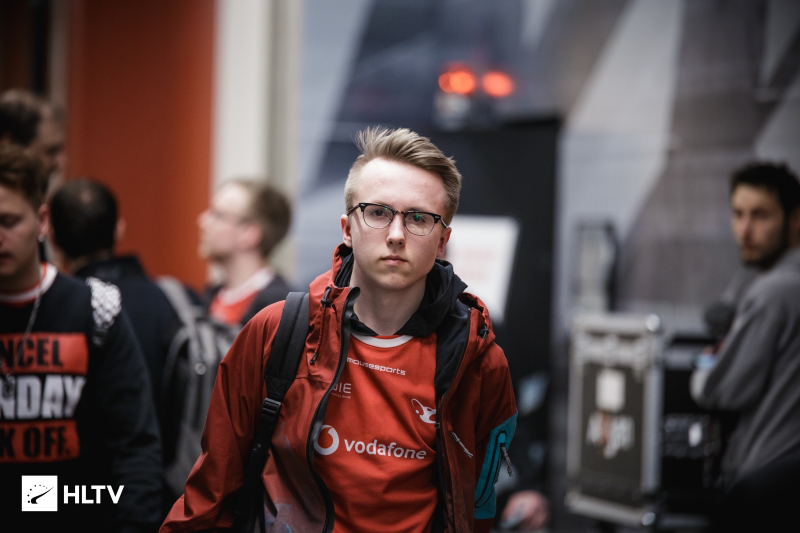 jL在被淘汰出Major后：“以如此伤感的方式结束赛季，我们在通往Major的路上迷失了自己，无法重新振作起来。”